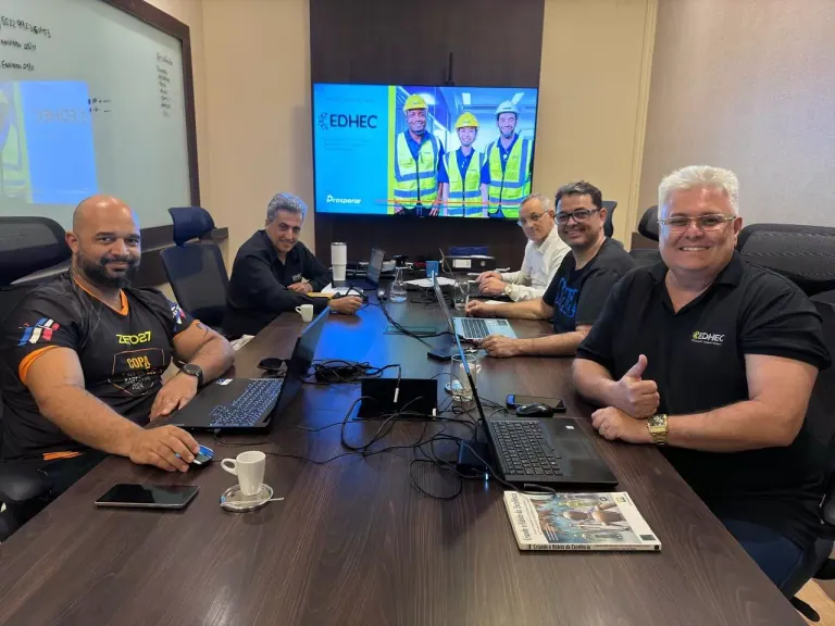 Equipe em reunião de planejamento com apresentação da EDHEC
