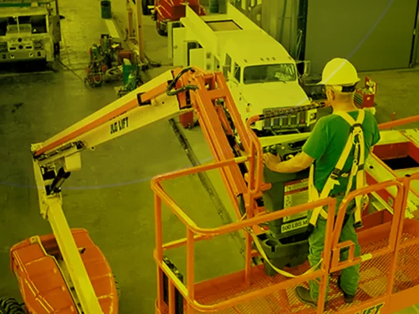 Profissional operando uma plataforma de trabalho aéreo